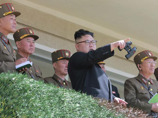 Nh&agrave; l&atilde;nh đạo Triều Ti&ecirc;n Kim Jong-un được cho l&agrave; kh&ocirc;ng h&agrave;i l&ograve;ng với vụ ph&oacute;ng t&ecirc;n lửa thất bại mới nhất. Ảnh: AP