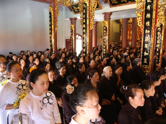 Nhiều người hướng Phật từ khắp nơi về tham dự Lễ mừng Phật Đản 2017 tại H&agrave; Giang.
