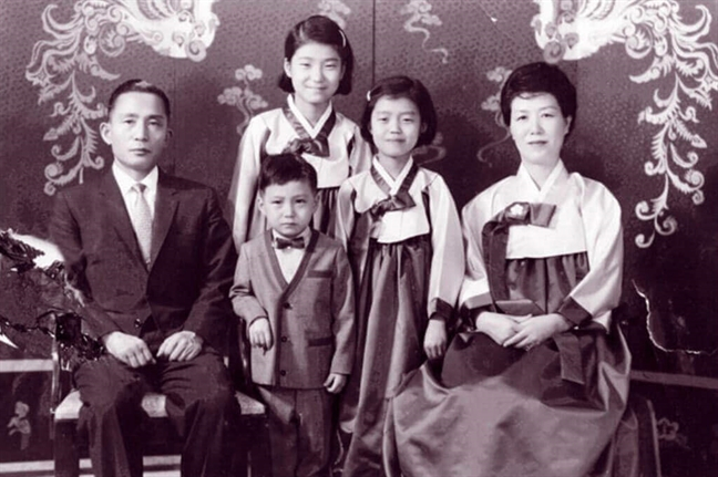 Cựu Tổng thống Park Geun-hye c&ugrave;ng bố mẹ v&agrave; hai em - Ảnh: KBS