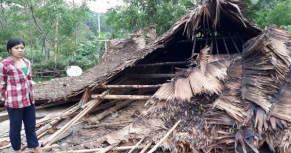 Lốc xoáy kèm theo mưa đá tàn phá huyện nghèo miền tây xứ Nghệ