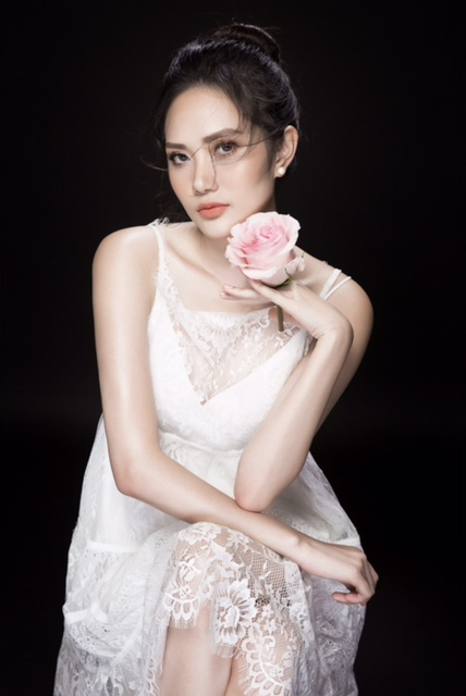 Hoa hậu Diệu Linh &ldquo;mượn&rdquo; c&aacute;nh hoa hồng khoe vẻ đẹp gợi cảm