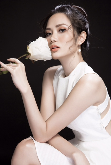 Hoa hậu Diệu Linh &ldquo;mượn&rdquo; c&aacute;nh hoa hồng khoe vẻ đẹp gợi cảm