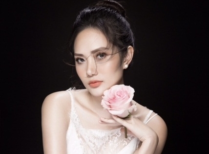 Hoa hậu Diệu Linh “mượn” cánh hoa hồng khoe vẻ đẹp gợi cảm
