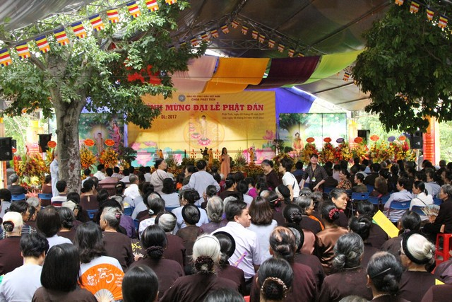Đại lễ k&iacute;nh mừng Phật đản tại ch&ugrave;a Phật T&iacute;ch.