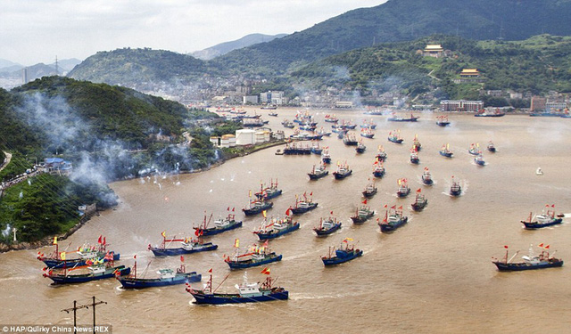 C&aacute;c t&agrave;u đ&aacute;nh c&aacute; Trung Quốc đồng loạt ra khơi (Ảnh: REX)