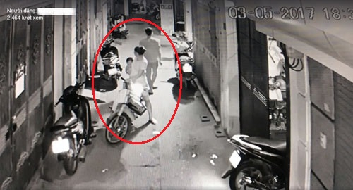 Cặp vợ chồng chở theo con nhỏ đi ăn trộm tại H&agrave; Nội.
