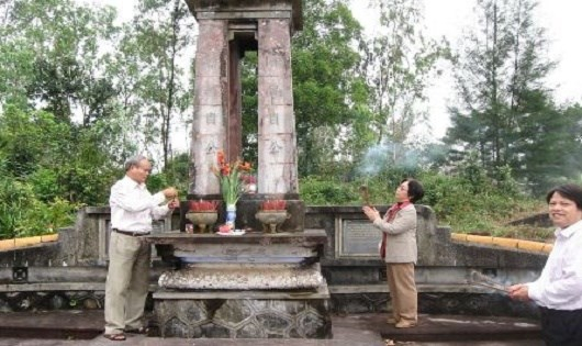 Khu tưởng niệm 2 ch&iacute; sĩ Trần Cao V&acirc;n - Th&aacute;i Phi&ecirc;n.