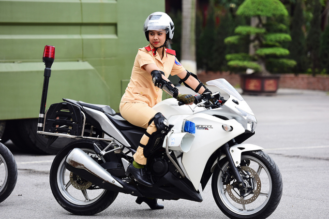 Nữ sinh cảnh sát lái môtô phân khối lớn