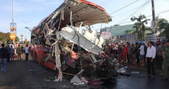 Cận cảnh hiện trường vụ tai nạn thảm khốc ở Gia Lai làm 10 người chết, nhiều người bị thương
