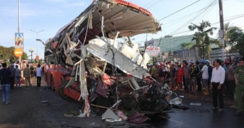 Clip - Người dân kể lại vụ tai nạn giao thông thảm khốc ở Gia Lai