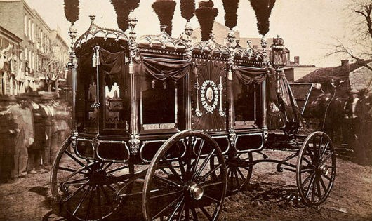 Cỗ xe đặc biệt được thiết kế ra để chở theo quan t&agrave;i Abraham Lincoln nh&acirc;n sự kiện rước quan t&agrave;i v&agrave;o năm 1865.