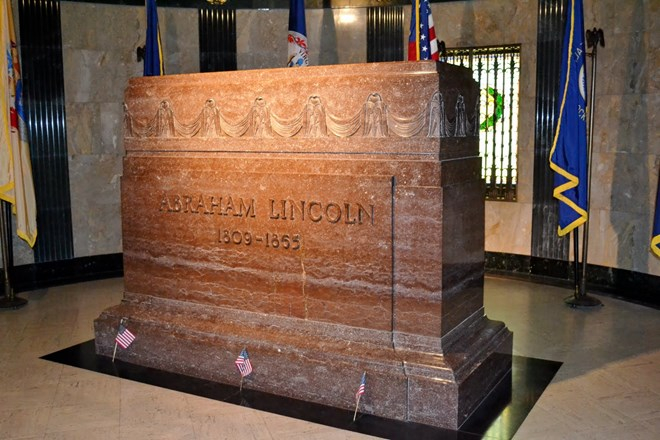 Cỗ quan t&agrave;i bằng đ&aacute; hoa cương đặc biệt đặt thi h&agrave;i Lincoln tại Đ&agrave;i tưởng niệm lịch sử quốc gia Hoa Kỳ.