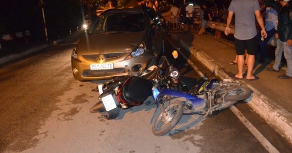 TP HCM: Ô tô tông 3 xe máy, 2 người nhập viện