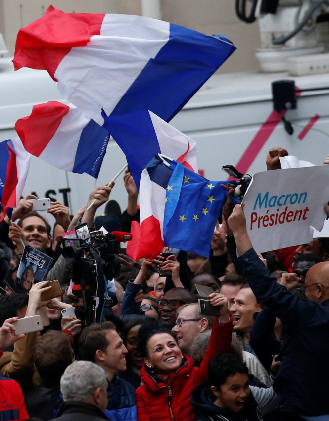 Những người ủng hộ &ocirc;ng Macron ăn mừng chiến thắng. (Ảnh: Reuters)