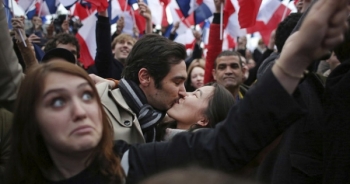 Người Pháp ăn mừng chiến thắng của tổng thống đắc cử trẻ nhất lịch sử