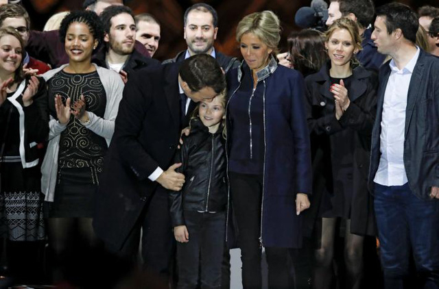 &Ocirc;ng Macron v&agrave; vợ tại lễ ăn mừng sau chiến thắng. (Ảnh: Reuters)
