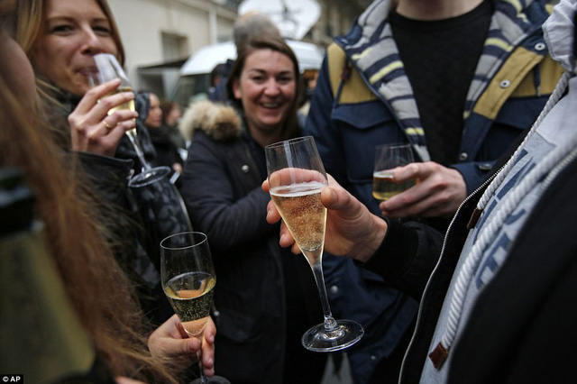 Người Ph&aacute;p uống s&acirc;m-panh ăn mừng chiến thắng của ứng vi&ecirc;n tổng thống Macron. (Ảnh: AP)