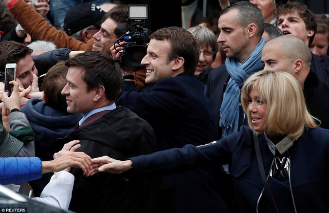Người phụ nữ lu&ocirc;n s&aacute;t c&aacute;nh c&ugrave;ng &ocirc;ng Macron trong chiến dịch tranh cử vừa qua l&agrave; người vợ hơn 24 tuổi, b&agrave; Brigitte Trogneux. (Ảnh: Reuters)