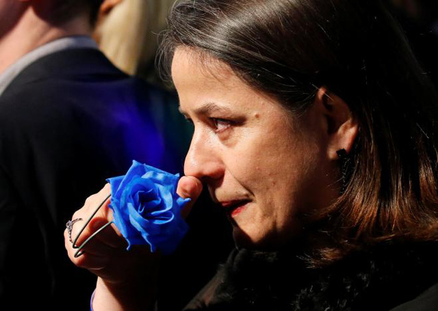 Giữa những tiếng reo h&ograve; vui mừng l&agrave; những giọt nước mắt tiếc nuối của người ủng hộ b&agrave; Le Pen. (Ảnh: Reuters)