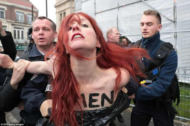 Một phụ nữ ngực trần phản đối ứng vi&ecirc;n Le Pen bị cảnh s&aacute;t bắt giữ. (Ảnh: AFP)