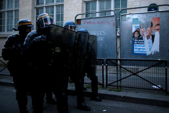 Cảnh s&aacute;t chống bạo động cũng được huy động để đảm bảo an ninh sau cuộc bầu cử. (Ảnh: Reuters)