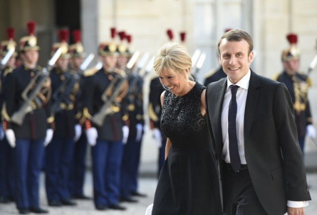 Vợ chồng t&acirc;n tổng thống Emmanuel Macron tại Điện Elisse ở Paris.
