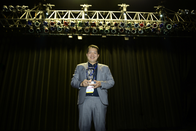 Đạo diễn Lương Đ&igrave;nh Dũng nhận giải Li&ecirc;n hoan quốc tế Arizona.