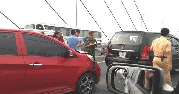 Tai nạn liên hoàn trên cầu Nhật Tân, giao thông bị ùn tắc nghiêm trọng