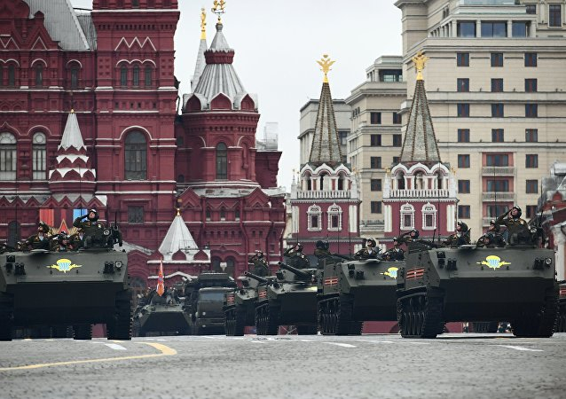 Xe thiết gi&aacute;p chở qu&acirc;n BTR-MD Rakushka v&agrave; xe chiến đấu bộ binh BMD-4M&nbsp;cũng g&oacute;p mặt trong lễ duyệt binh năm nay.&nbsp;
