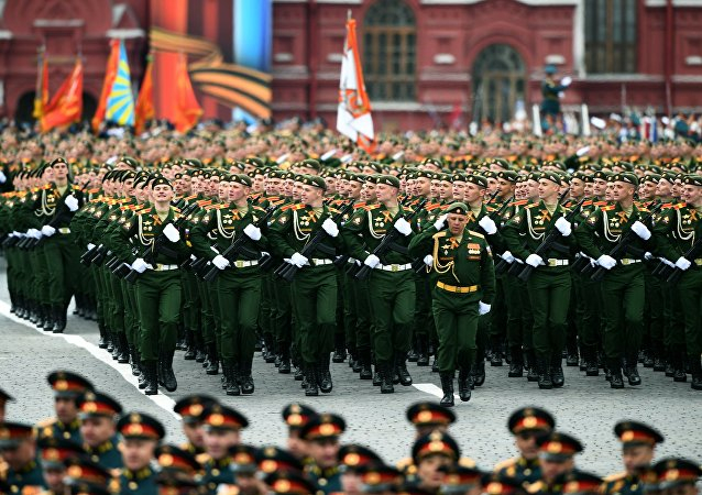 Bộ binh Nga tiến v&agrave;o quảng trường.