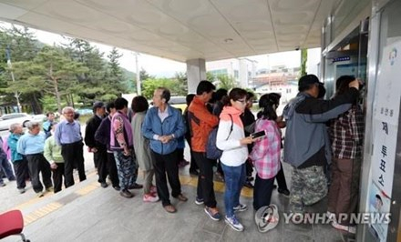 Cử tri H&agrave;n Quốc đi bỏ phiếu ở Gangneung, tỉnh Gangwon. (Ảnh: Yonhap)
