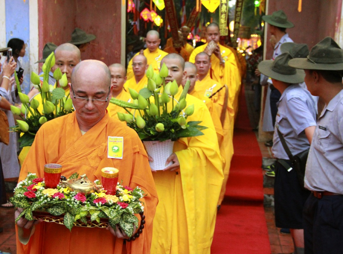 H&agrave;ng ngh&igrave;n Phật tử đội mưa rước Phật đản ở Huế