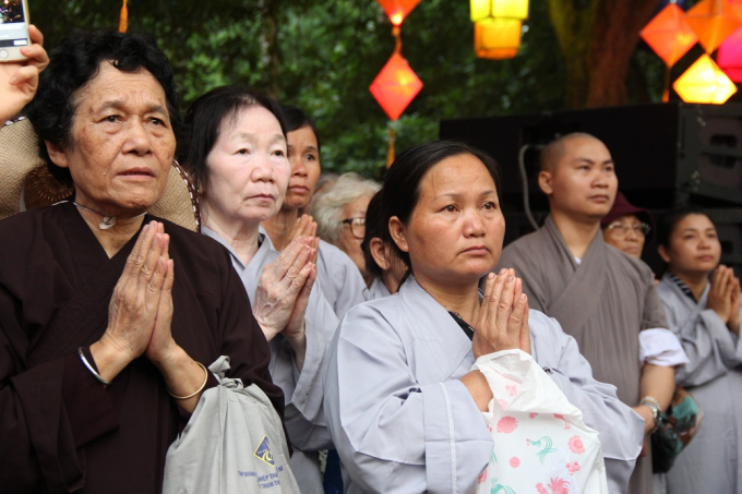 H&agrave;ng ngh&igrave;n Phật tử đội mưa rước Phật đản ở Huế