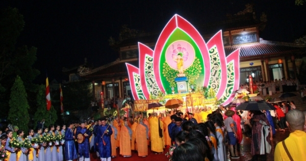 Hàng nghìn Phật tử đội mưa rước Phật đản ở Huế
