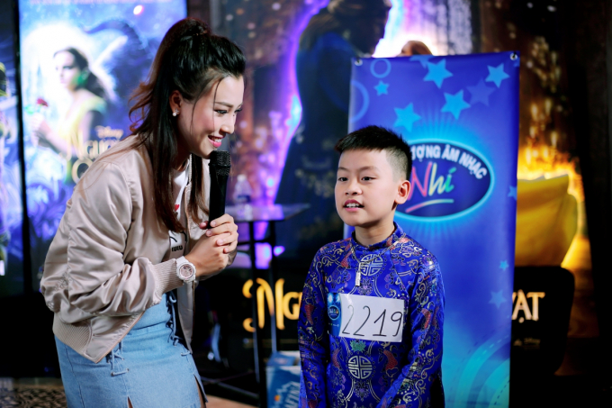 Ho&agrave;ng Oanh thấy m&igrave;nh trẻ gần chục tuổi khi dẫn Vietnam Idol Kids