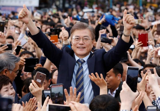 &Ocirc;ng Moon Jae-in tuy&ecirc;n bố gi&agrave;nh chiến thắng trước người ủng hộ. (Ảnh: Reuters)