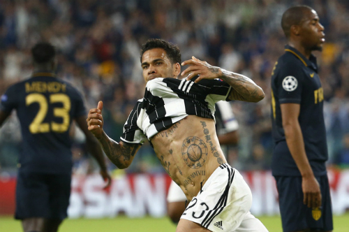 Juventus biết c&aacute;ch khơi dậy sức mạnh từ những cầu thủ tưởng như hết hạn sử dụng như Alves. Ảnh: Reuters.