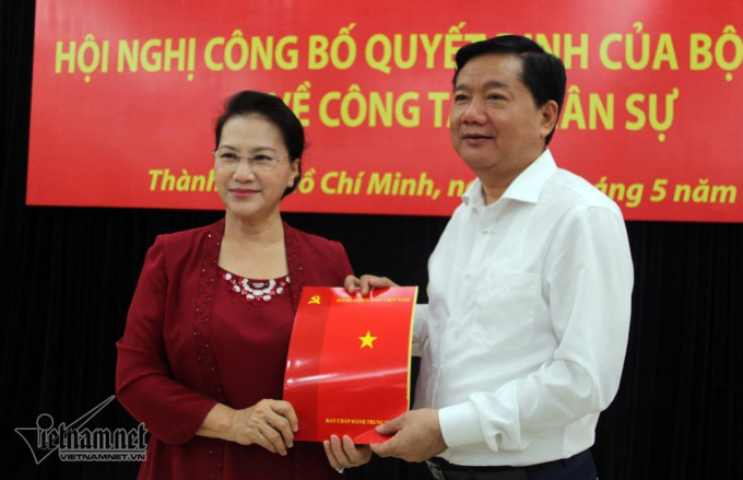 &Ocirc;ng Đinh La Thăng nhận quyết định giữ chức Ph&oacute; Ban Kinh tế TƯ. Ảnh: Văn B&igrave;nh.