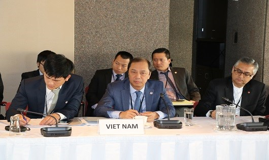 Thứ trưởng Ngoại giao Nguyễn Quốc Dũng tại phi&ecirc;n họp.