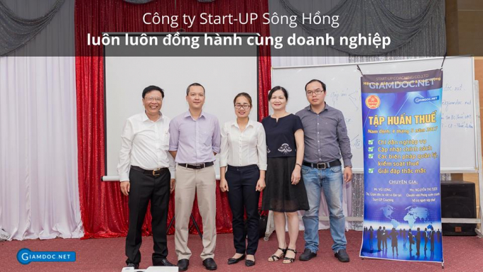 Ban L&atilde;nh đạo của Start-UP S&ocirc;ng Hồng v&agrave; Chuy&ecirc;n gia Cục Thuế tỉnh Nam Định.