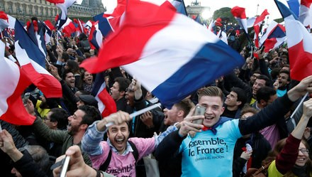 Những người ủng hộ ăn mừng chiến thẳng của &ocirc;ng Emmanuel Macron.