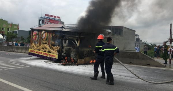 Thanh Hóa: Xe chở linh cữu bất ngờ cháy ngùn ngụt trên quốc lộ 1A