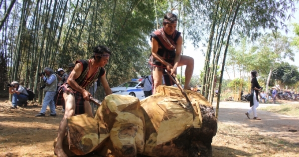 Đắk Lắk: Bảo tồn nghề đục tượng gỗ Tây Nguyên