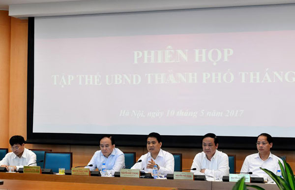 Chủ tịch UBND TP Nguyễn Đức Chung chủ tr&igrave; phi&ecirc;n họp.