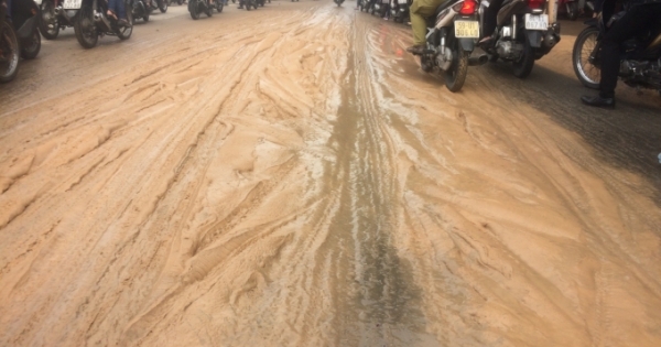 Con đường ở Sài Gòn tràn lan bùn đất chỉ sau một đêm
