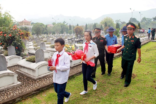 C&aacute;c em học sinh tham gia buổi lễ an t&aacute;ng c&aacute;c liệt sĩ tại nghĩa trang