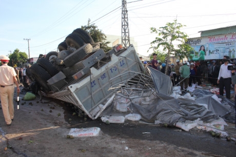 Xe chở quá tải gây tai nạn thảm khốc khiến 13 người chết tại Gia Lai