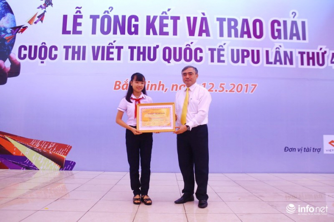 Thứ trưởng Bộ TT&amp;amp;amp;TT Nguyễn Minh Hồng trao giải nhất cho em Tường Vi. (Ảnh: Infonet)