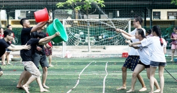 Học sinh cuối cấp THPT Yên Hòa “quậy” hết mình trong lễ hội bóng nước
