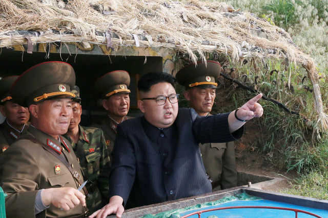 Nh&agrave; l&atilde;nh đạo Triều Ti&ecirc;n Kim Jong-un thị s&aacute;t một cuộc tập trận qu&acirc;n sự. (Ảnh: Reuters)
